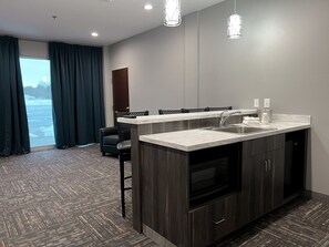 Hypo-allergenic bedding, down duvets, in-room safe - Metropolis Resort (Eau Claire)