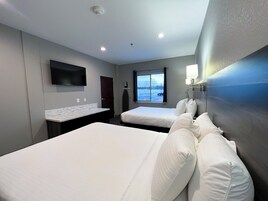 Quarto premier, 2 camas Queen | Roupas de cama antialérgicas, edredons de pluma, cofres nos quartos