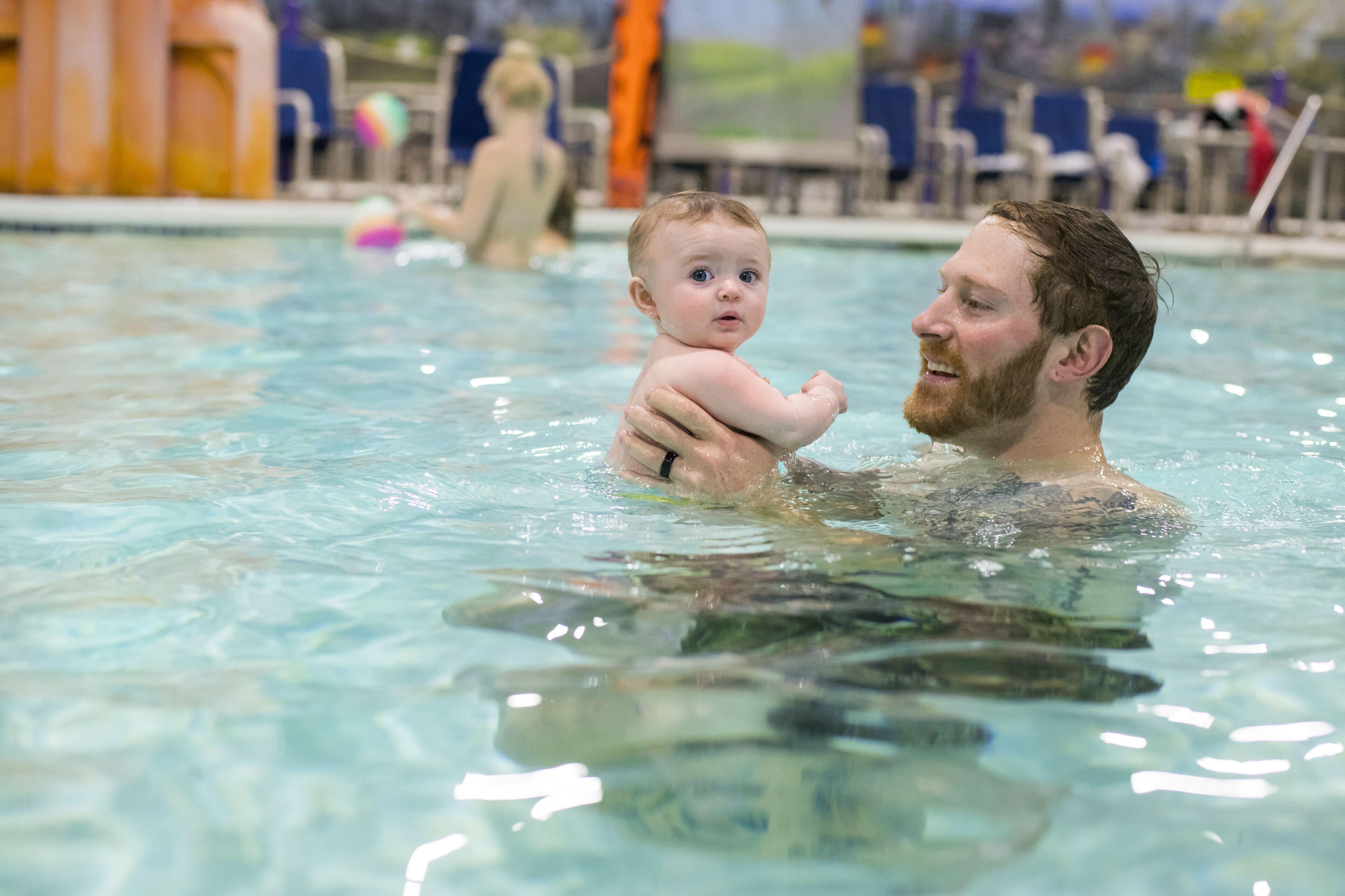 Una piscina techada, guardavidas en la propiedad