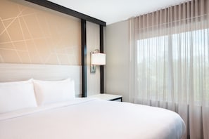 Ropa de cama de alta calidad y caja de seguridad en la habitación 