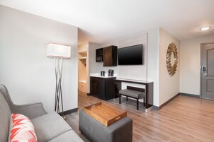 高档床上用品、客房内保险箱、办公桌、笔记本电脑工作区