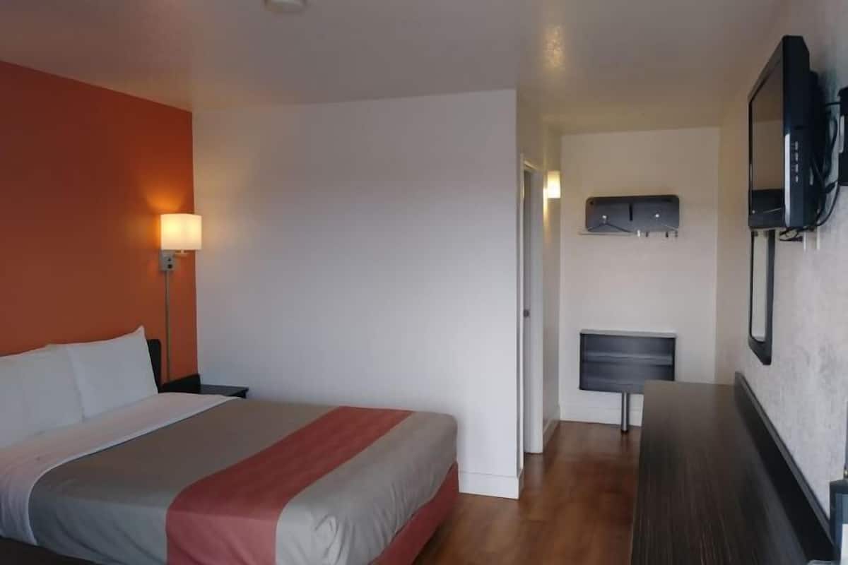 1 bedroom, WiFi (free), bed sheets
