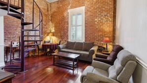 40-inch flat-screen TV with cable channels, TV - Maison Pierre Lafitte (New Orleans)