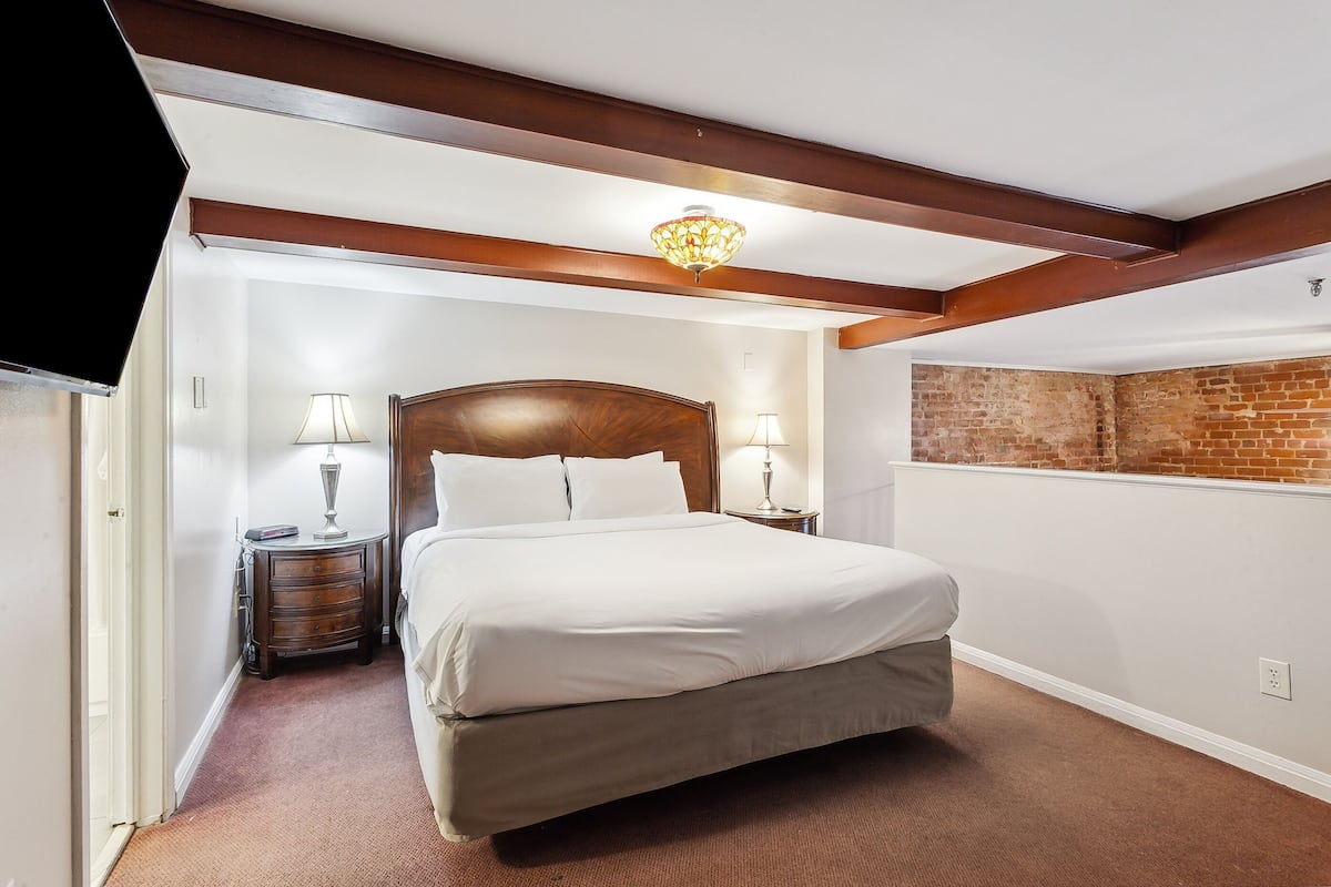Studio Suite | Down comforters, pillowtop beds, iron/ironing board, WiFi (free)