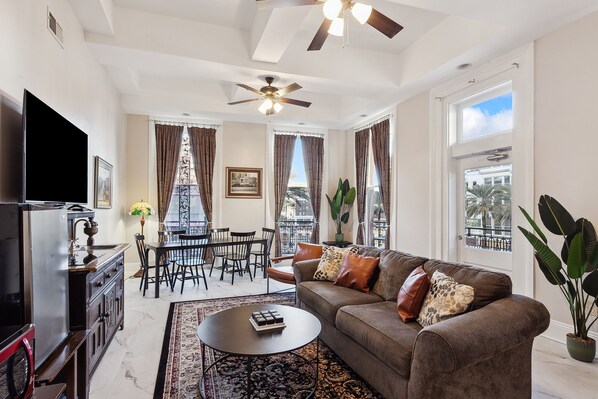 Two Bedroom Suite | Oleskelualue | 40–tuumainen taulutelevisio, jossa kaapelikanavat