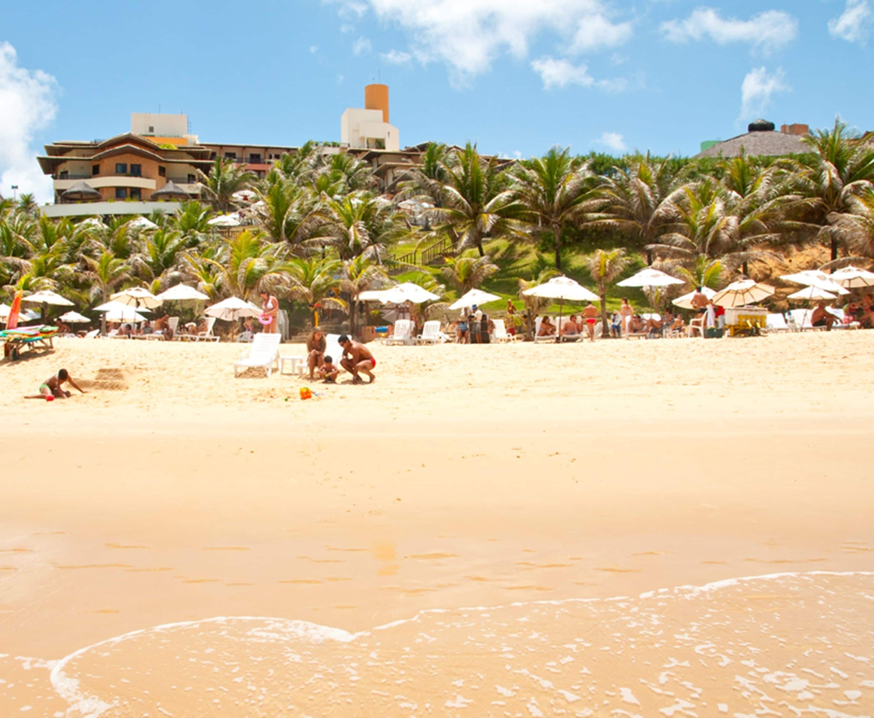 En la playa, sombrillas, toallas de playa
