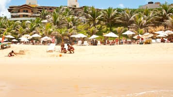 En la playa, sombrillas, toallas de playa