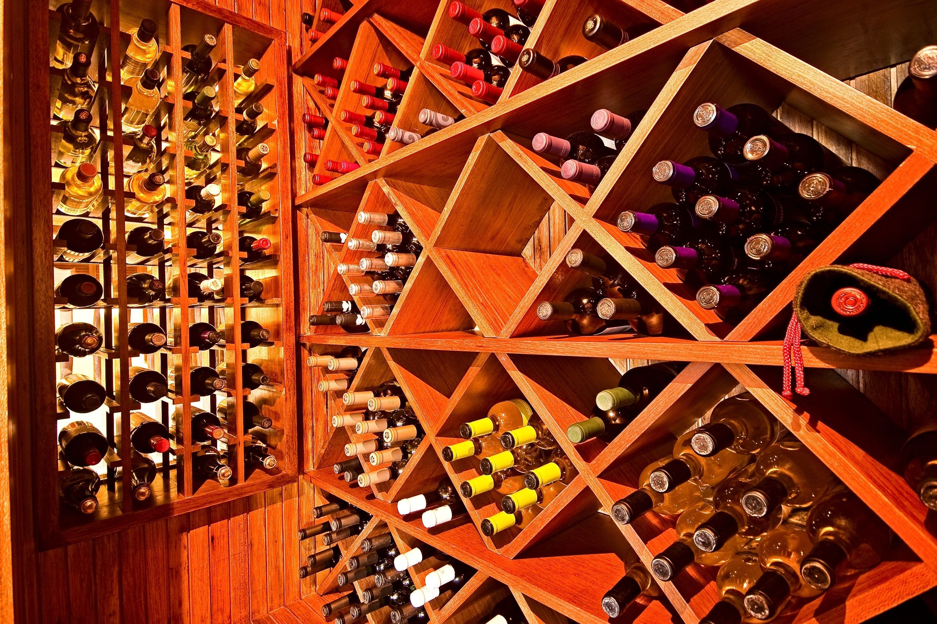 Una bodega con estanterías de madera y botellas.