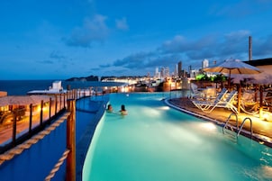 3 室外游泳池，池畔遮阳伞，日光浴躺椅