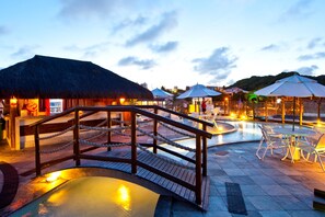 3 piscinas al aire libre, sombrillas, sillones reclinables de piscina