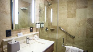 Habitació estàndard, 2 llits de matrimoni | Bany | Dutxa, assecador de cabells i tovalloles 