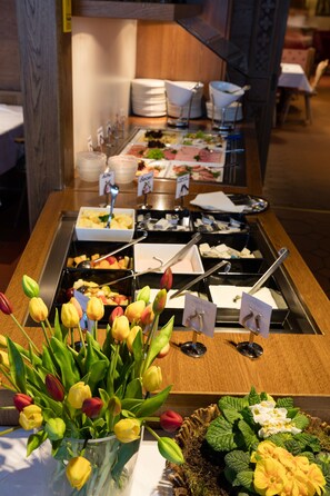 Free daily buffet breakfast  - Seehotel Wassermann (Seeon-Seebruck)