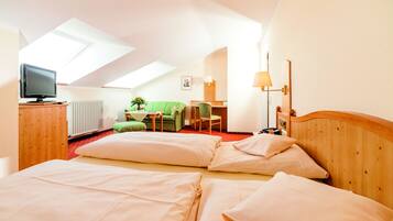 Doppelzimmer, Stadtblick | Minibar, Zimmersafe, Schreibtisch, laptopgeeigneter Arbeitsplatz