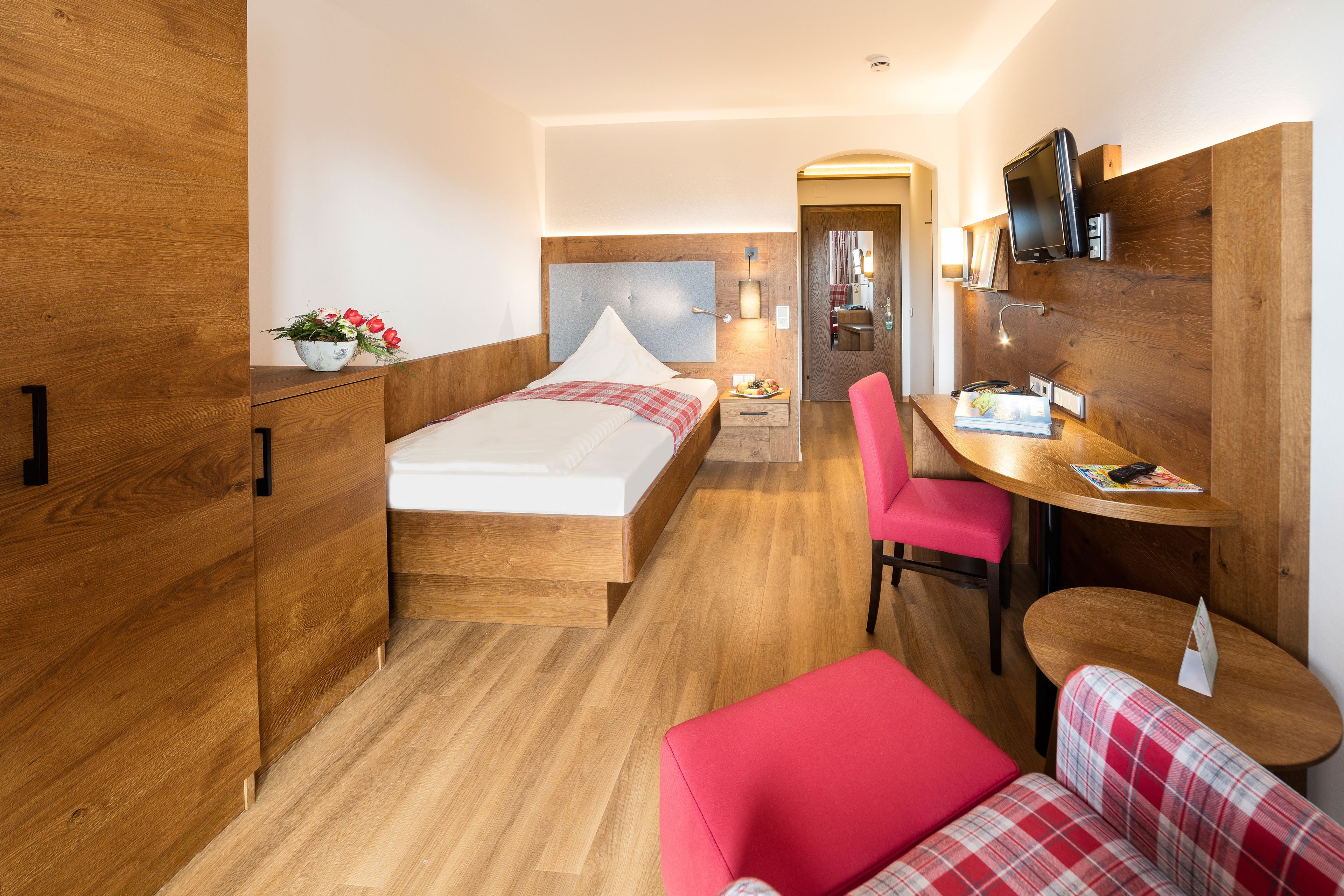 single room | 1 bedroom, minibar, in-room safe, desk