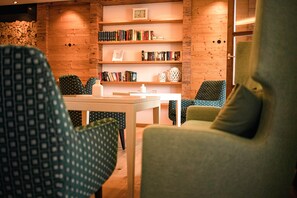 Lobby sitting area - Seehotel Wassermann (Seeon-Seebruck)