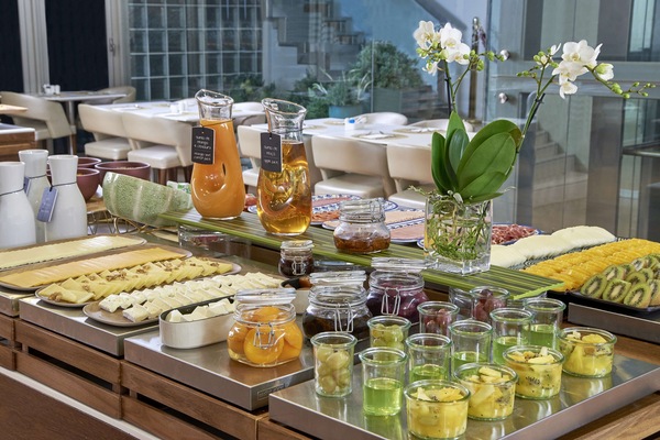 Daily buffet breakfast for a fee