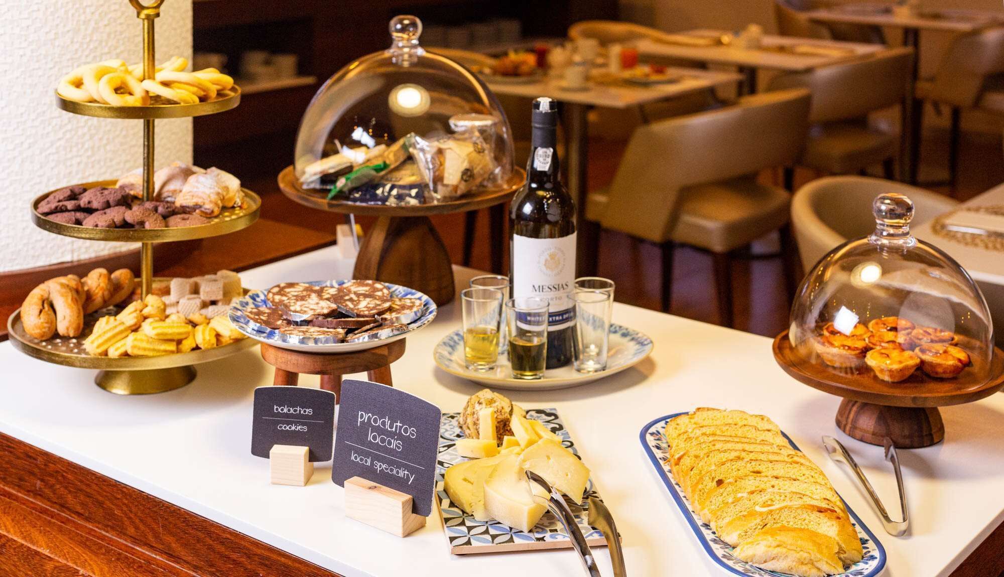 breakfast, lunch, dinner served; international cuisine