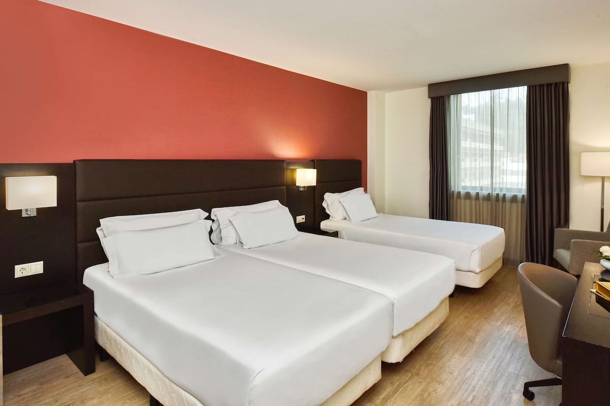 1 chambre, minibar, coffres-forts dans les chambres, bureau