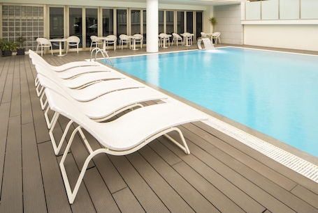 Outdoor pool, sun loungers. NH Coimbra Dona Inês