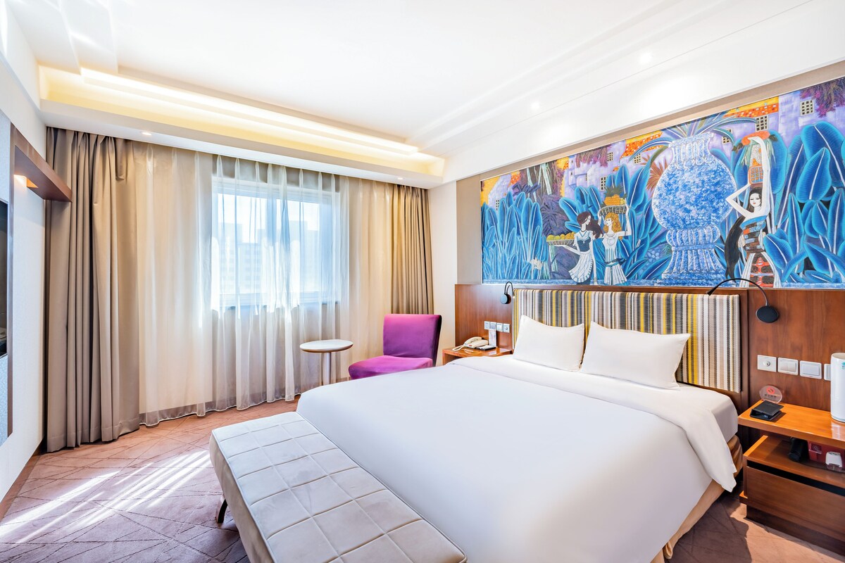 Business Suite, 1 King Bed | Minibar, in-room safe, desk, blackout curtains