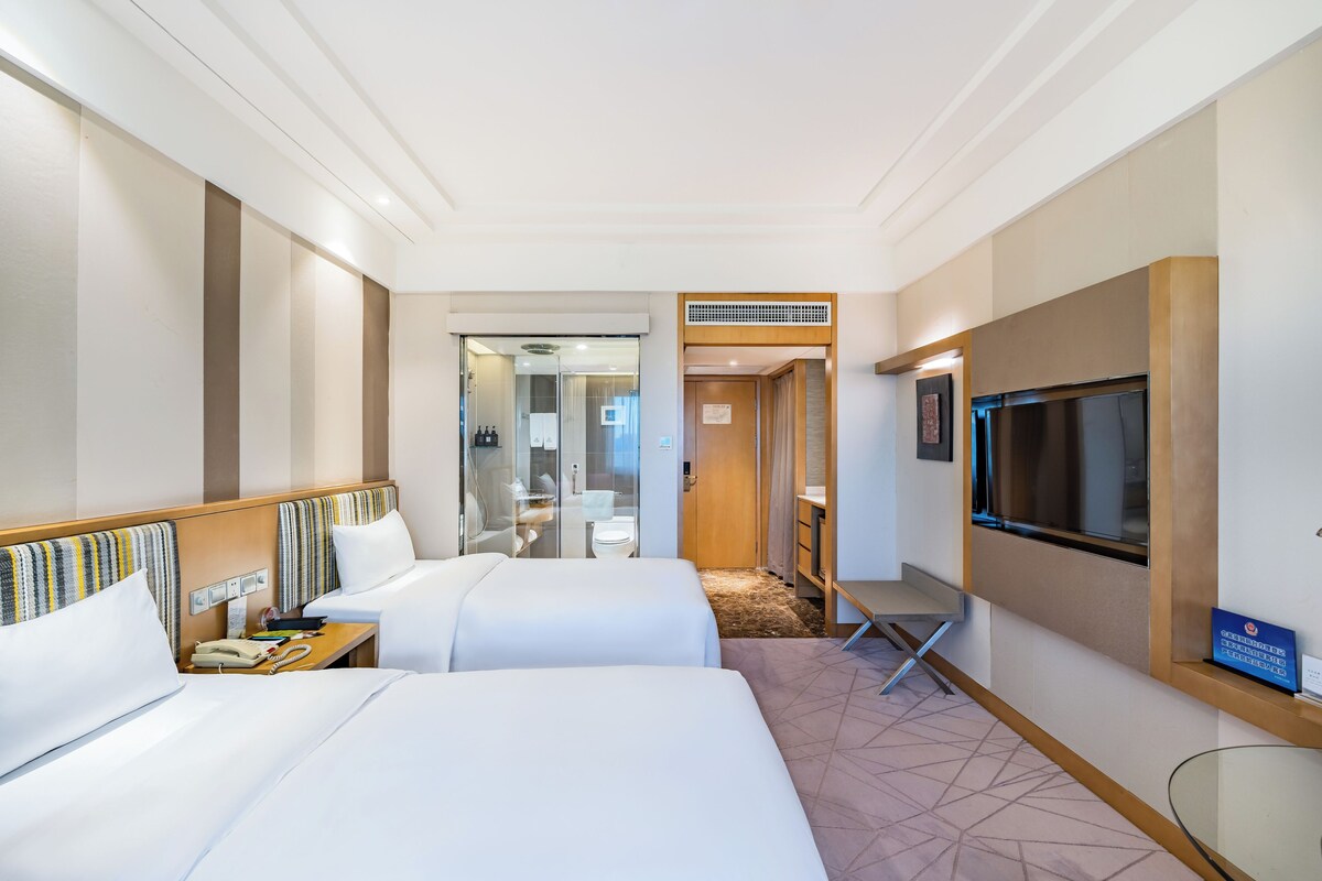 Superior Twin Room | Minibar, in-room safe, desk, blackout curtains