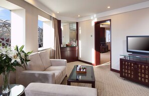 Business-Suite, 1 King-Bett | Minibar, Zimmersafe, Schreibtisch, Verdunkelungsvorhänge