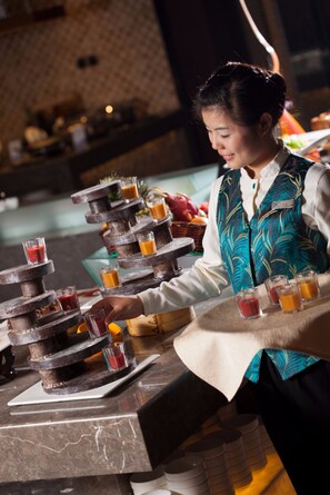 2 restaurantes; se sirven desayunos 