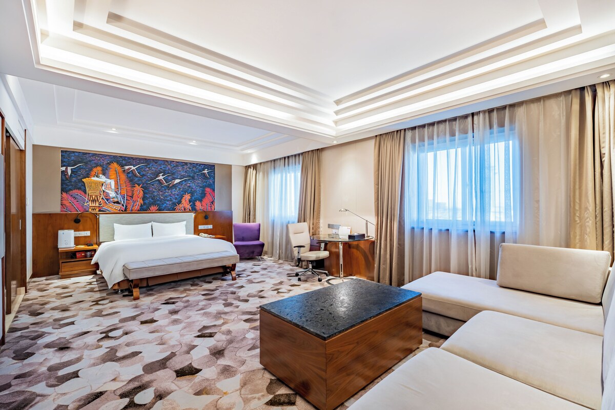 Executive Room | Minibar, in-room safe, desk, blackout curtains