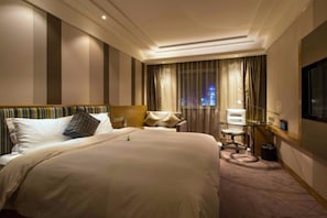 Minibar, in-room safe, desk, blackout curtains - Grand Skylight Catic Hotel Beijing (Beijing)