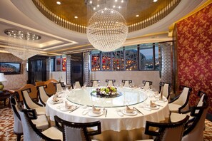 2 restaurantes; se sirven desayunos