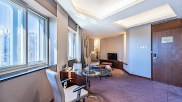 City Suite, City View | Minibar, in-room safe, desk, blackout drapes