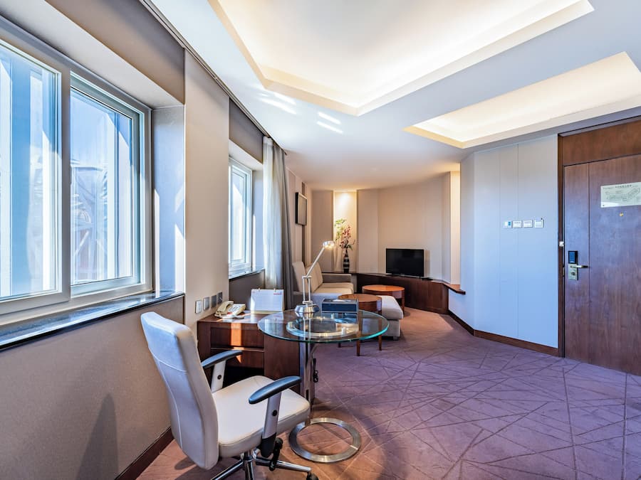 City Suite, City View | Minibar, in-room safe, desk, blackout drapes