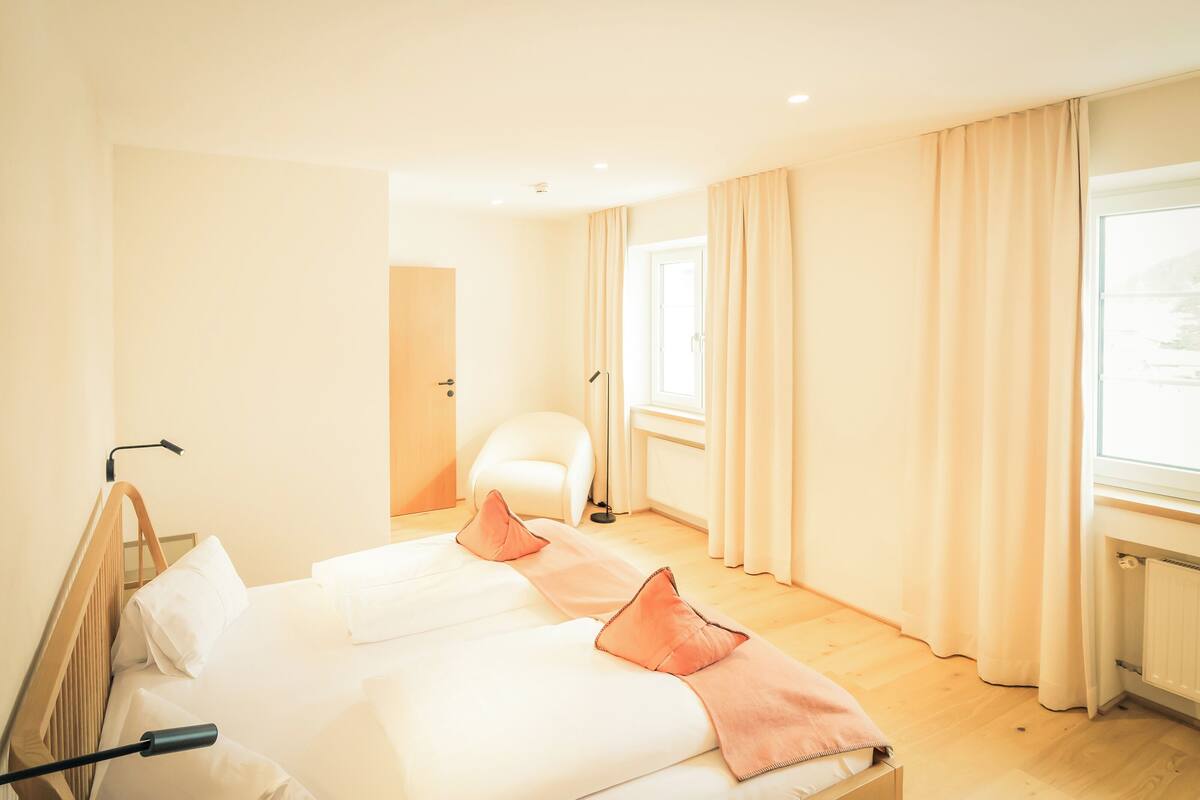 Family Room | Hypo-allergenic bedding available, in-room safe, desk, laptop workspace