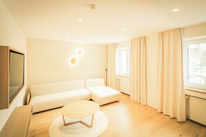 Familierom | Oppholdsområde | En 43-tommers smart-TV med Parabol-TV samt TV og oppvarmet gulv