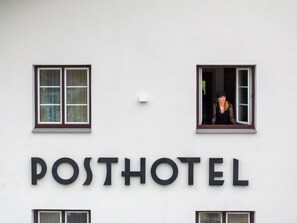 A building with a sign that reads "POSTHOTEL".