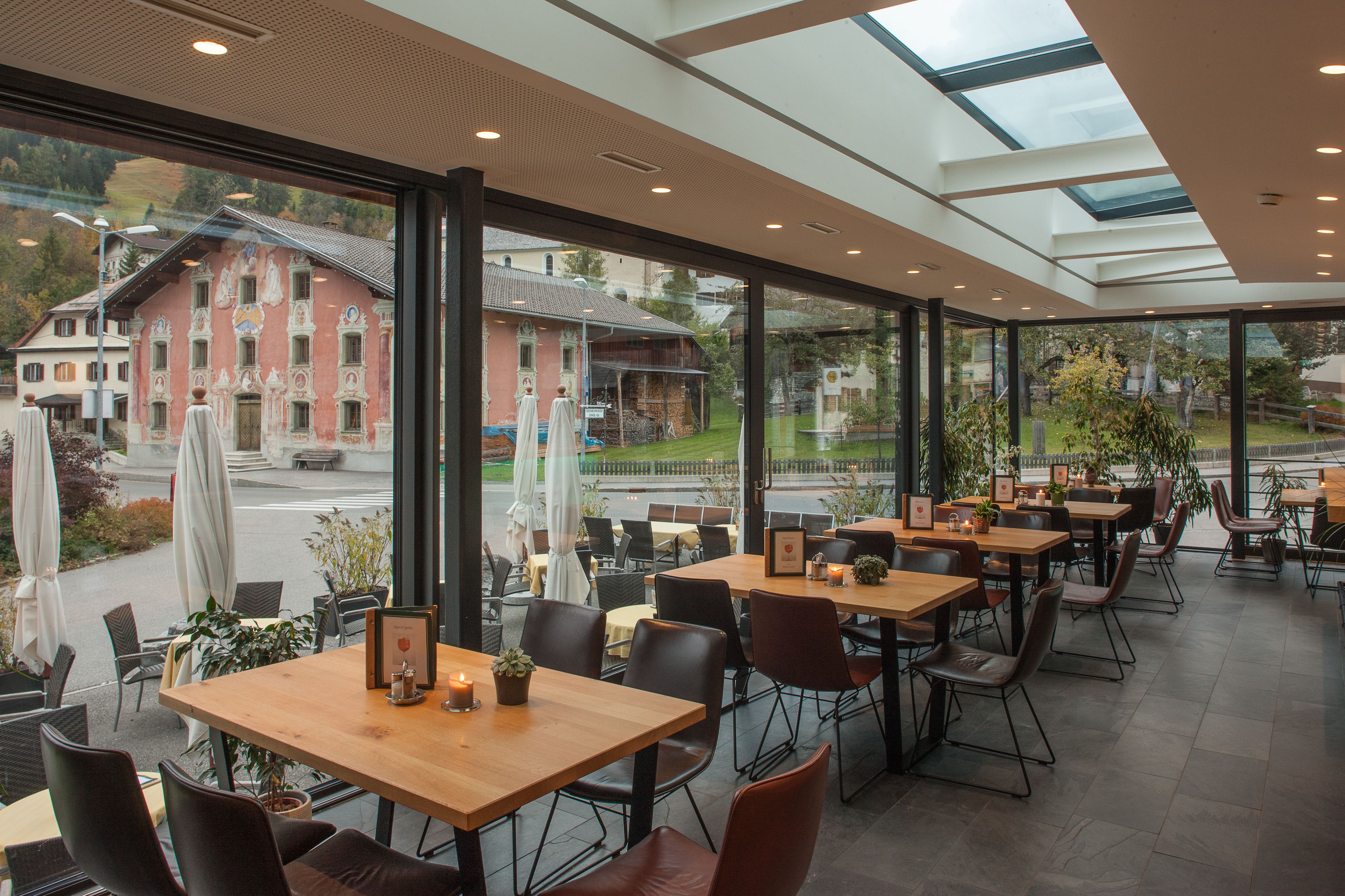 Serveert ontbijt, lunch en diner