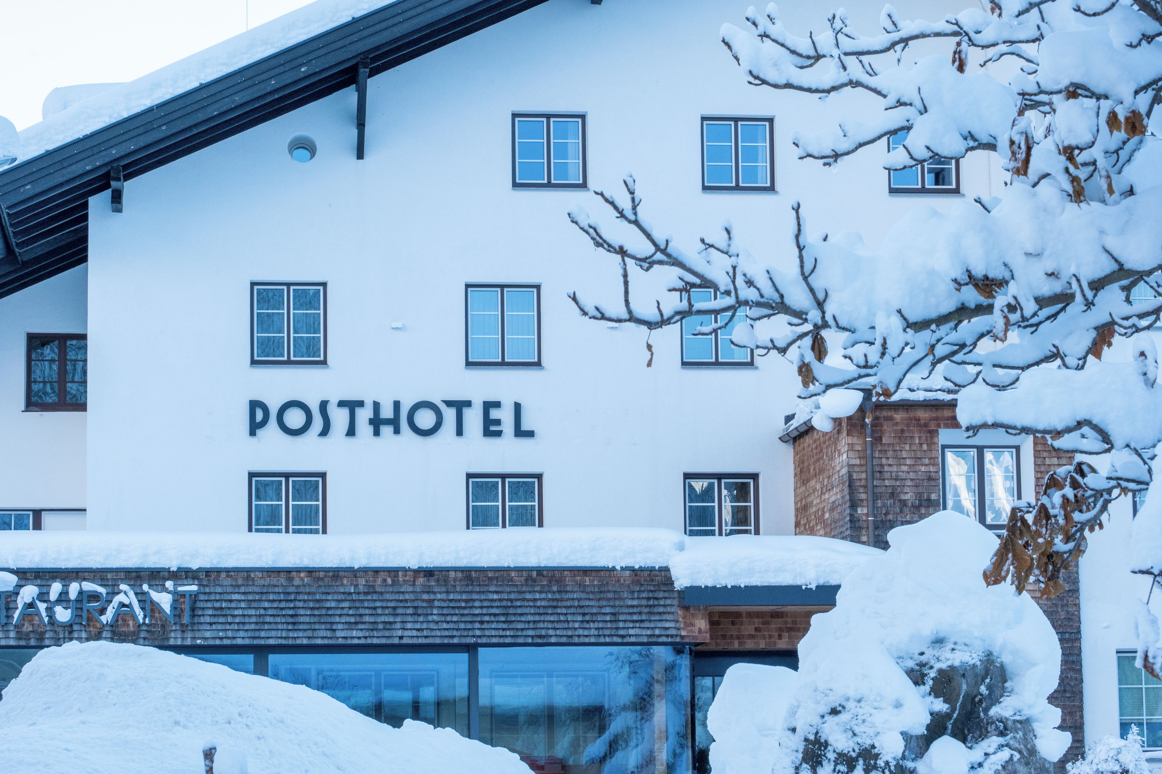 Un hotel con un letrero que dice 'POITHOTEL' y varias ventanas.