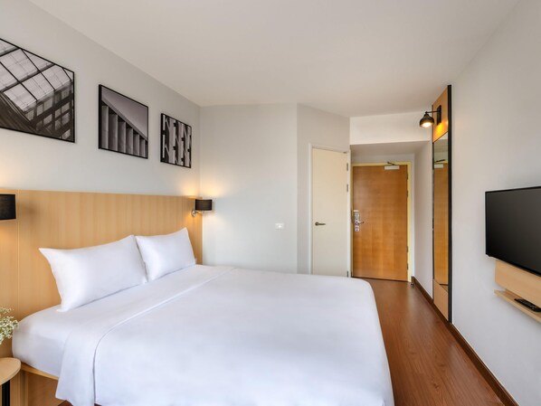 Habitación superior, 1 cama Queen size | Caja de seguridad en la habitación, escritorio y cortinas blackout