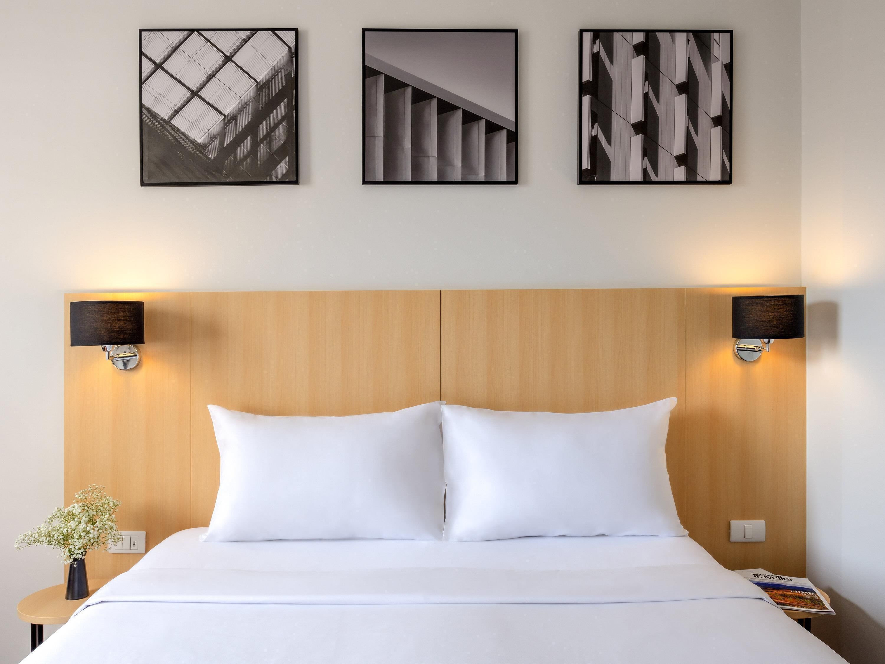 Superior kamer, 1 queensize bed | Een kluis op de kamer, een bureau, verduisterende gordijnen
