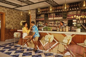 6 Bars/Lounges, 7 Poolbars, Bar im Pool