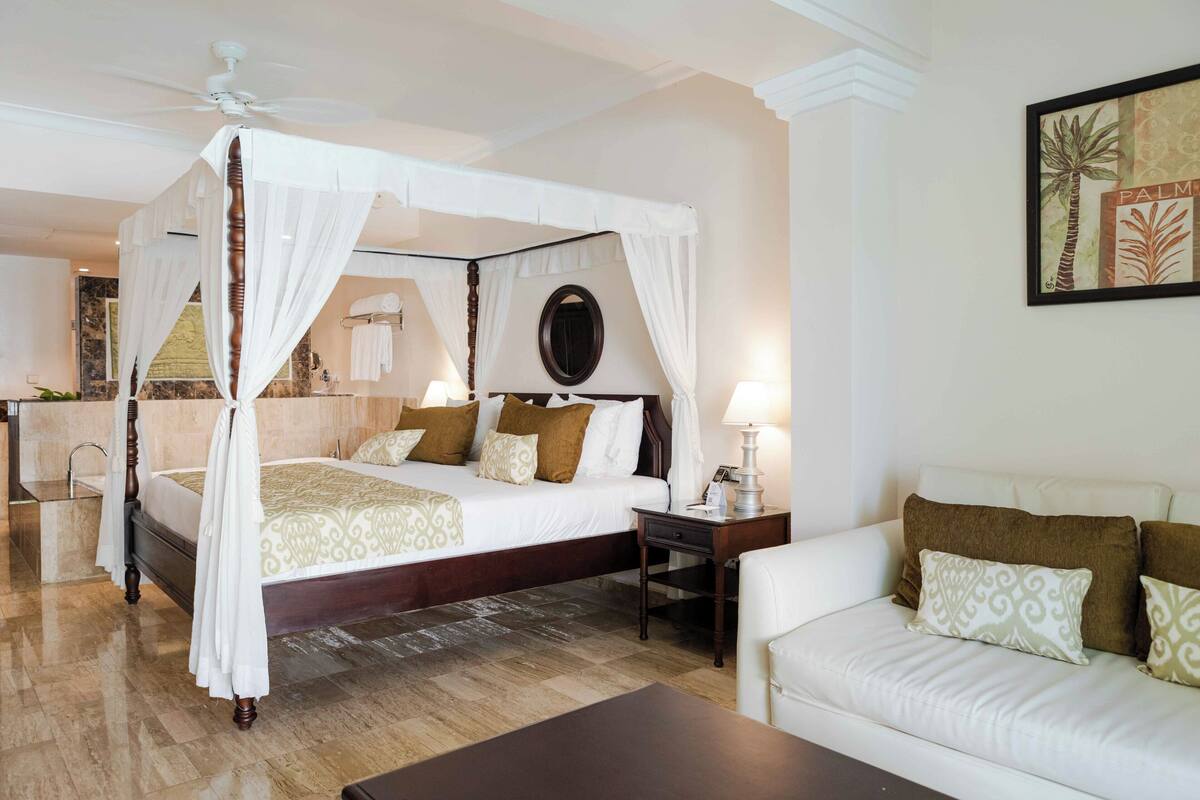 Premium bedding, down comforters, minibar (free items), in-room safe