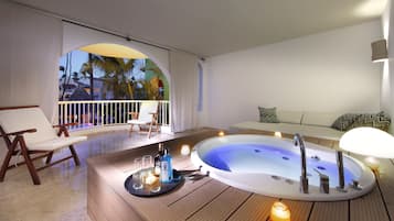 Jacuzzi Terrace Suite Beachside | Daunenbettdecken, kostenlose Minibar, Zimmersafe, Schreibtisch