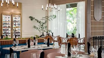 19 restaurantes; se sirve desayuno, almuerzo y cena; cocina francesa