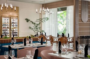 19 restaurants, breakfast, lunch, dinner served; French cuisine 