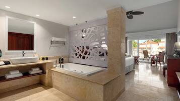 Un baño moderno con una bañera grande, un tocador con lavamanos y un panel decorativo en la pared.