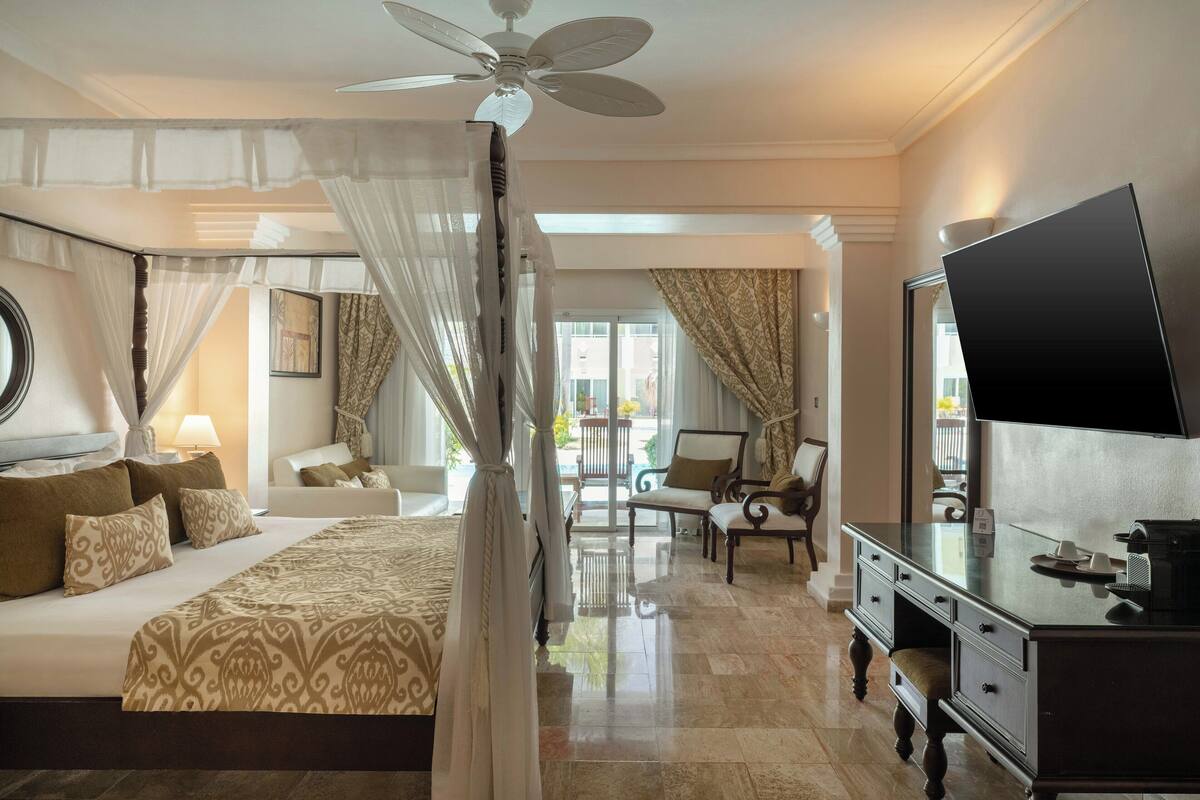 Premium bedding, down comforters, minibar (free items), in-room safe