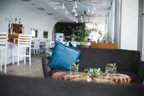3 Bars/Lounges, Poolbar
