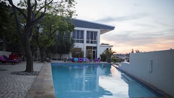 2 outdoor pools