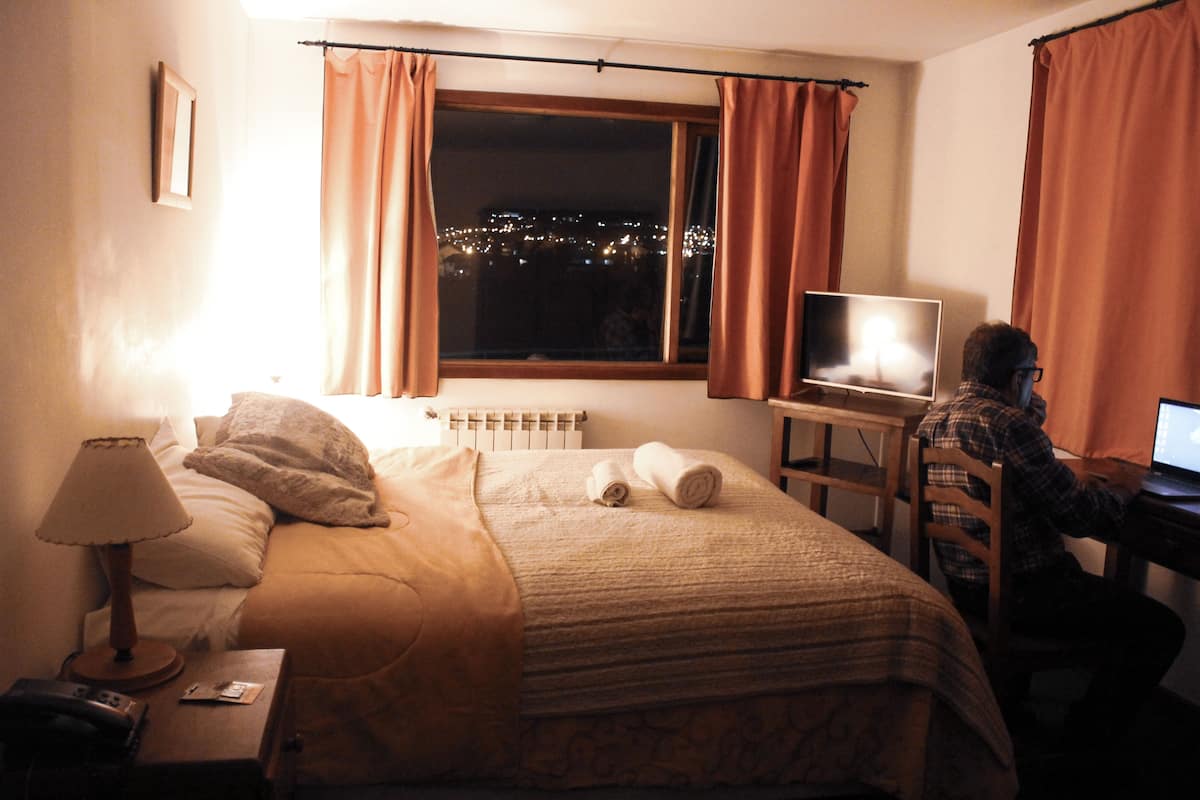 Minibar, caja de seguridad en la habitación, wifi gratis y ropa de cama