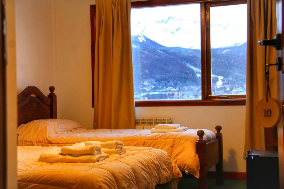 Minibar, in-room safe, WiFi (free), bed sheets